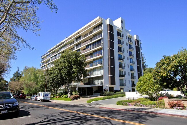 Foto del edificio - 1330 University Ave