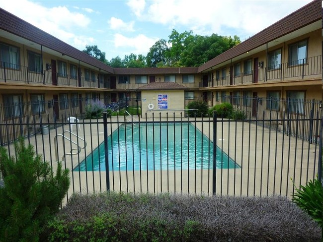 Piscina - Campus Place Apartments