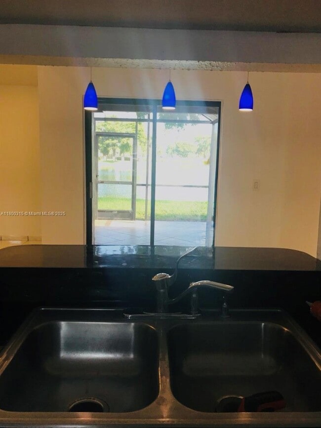 Foto del edificio - 6257 NW 171st St