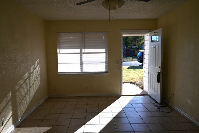 Building Photo - 1612 Phoenix Dr