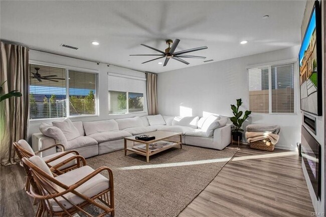 Foto del edificio - Stunning and Spacious 5BR 3BA Home w/ Solar Panels + Community Pool + Basketball/Tennis Court + S...