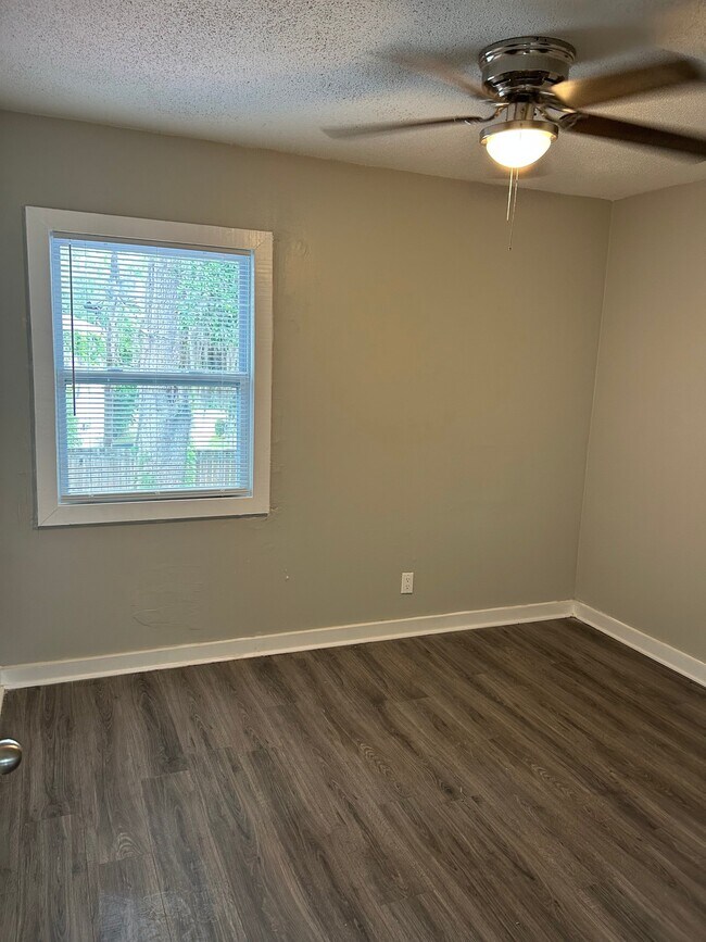 Foto del edificio - 2508 Oak Forest Dr