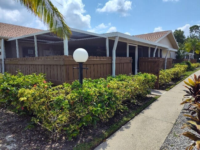 Building Photo - 15610 Crystal Lake Dr