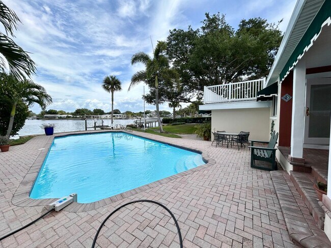 Foto del edificio - Classic waterfront Snell Isle Estates 3 Bed 2.5 Bath Home w/ private dock and boat lift!