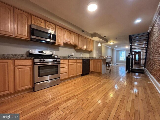 Building Photo - 1122 W Hamburg St