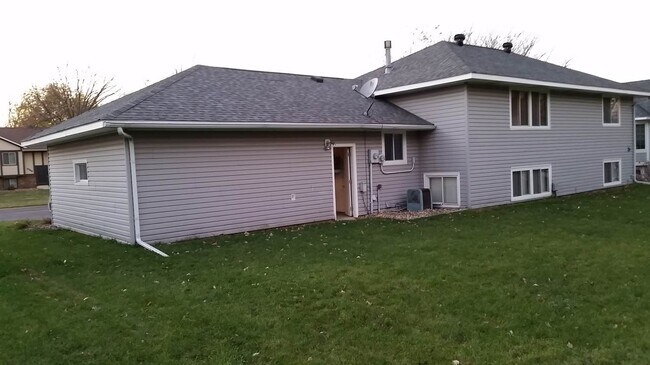 Foto del edificio - 1765 3rd Ave NE