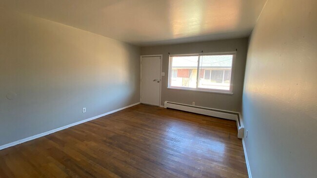 Building Photo - 3 Bedroom 1 Bathroom Aurora Apartment Available Now