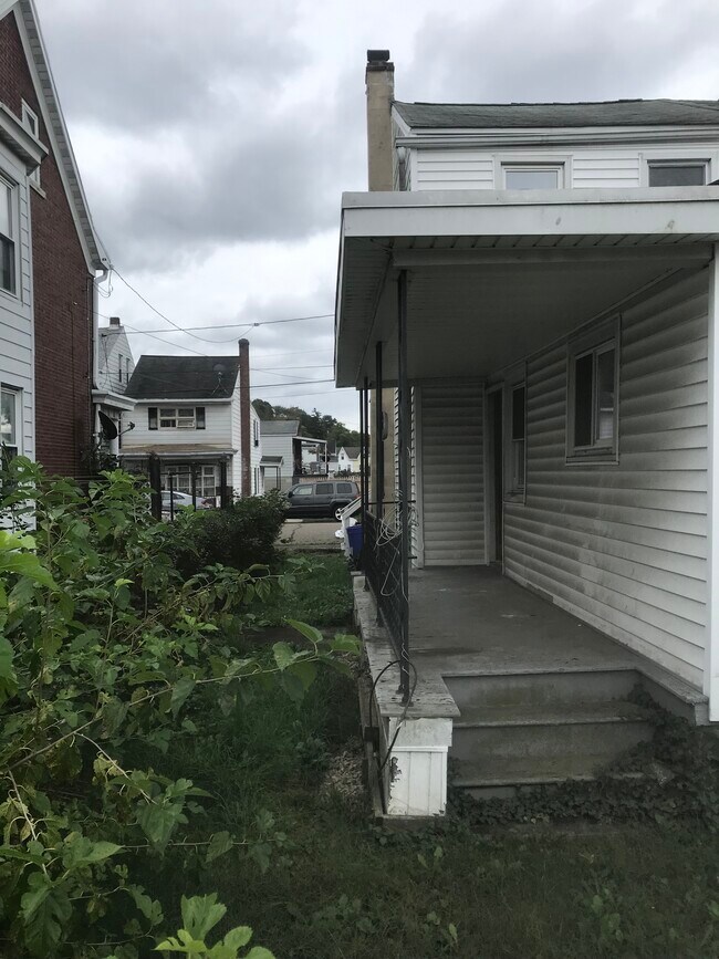 Foto del edificio - 307 E Railroad St