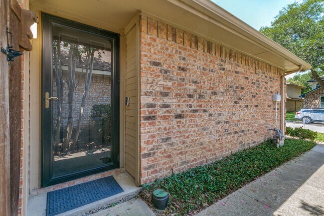 Foto del edificio - Modern Makeover! Rare 2 Bedroom House in C...