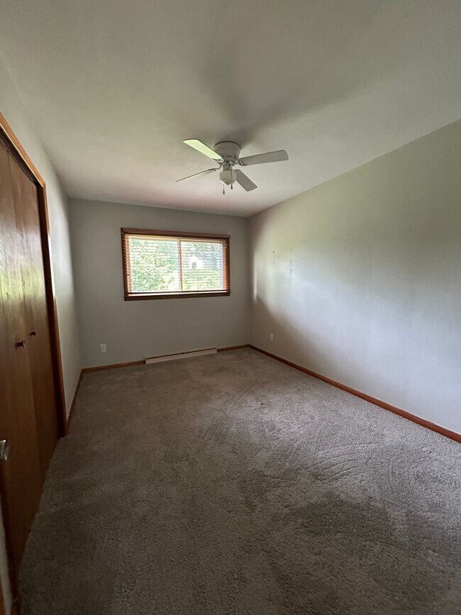 Building Photo - 3 Bedroom Available in Connersville!