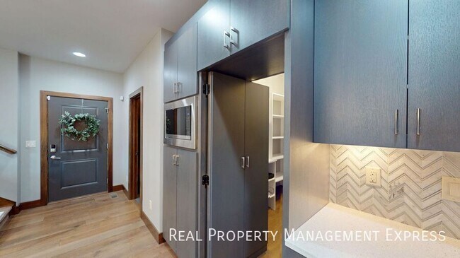 Foto del edificio - 9207 Lakeside Dr