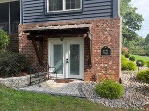 Building Photo - 447 Oakwood Rd