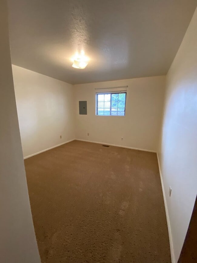 Building Photo - 2 Bedroom 1 Bath duplex