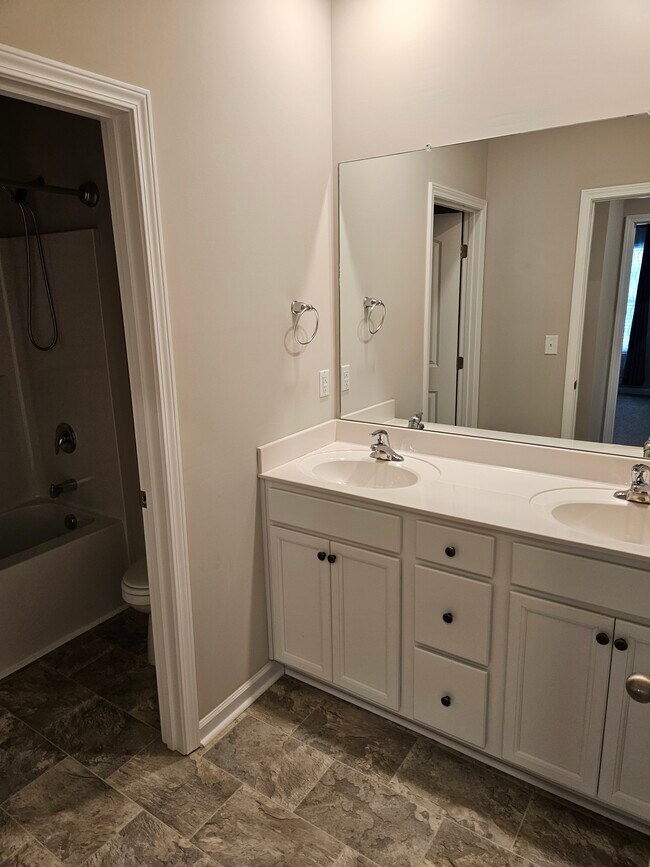 Foto del edificio - 103 Creek Ridge Dr