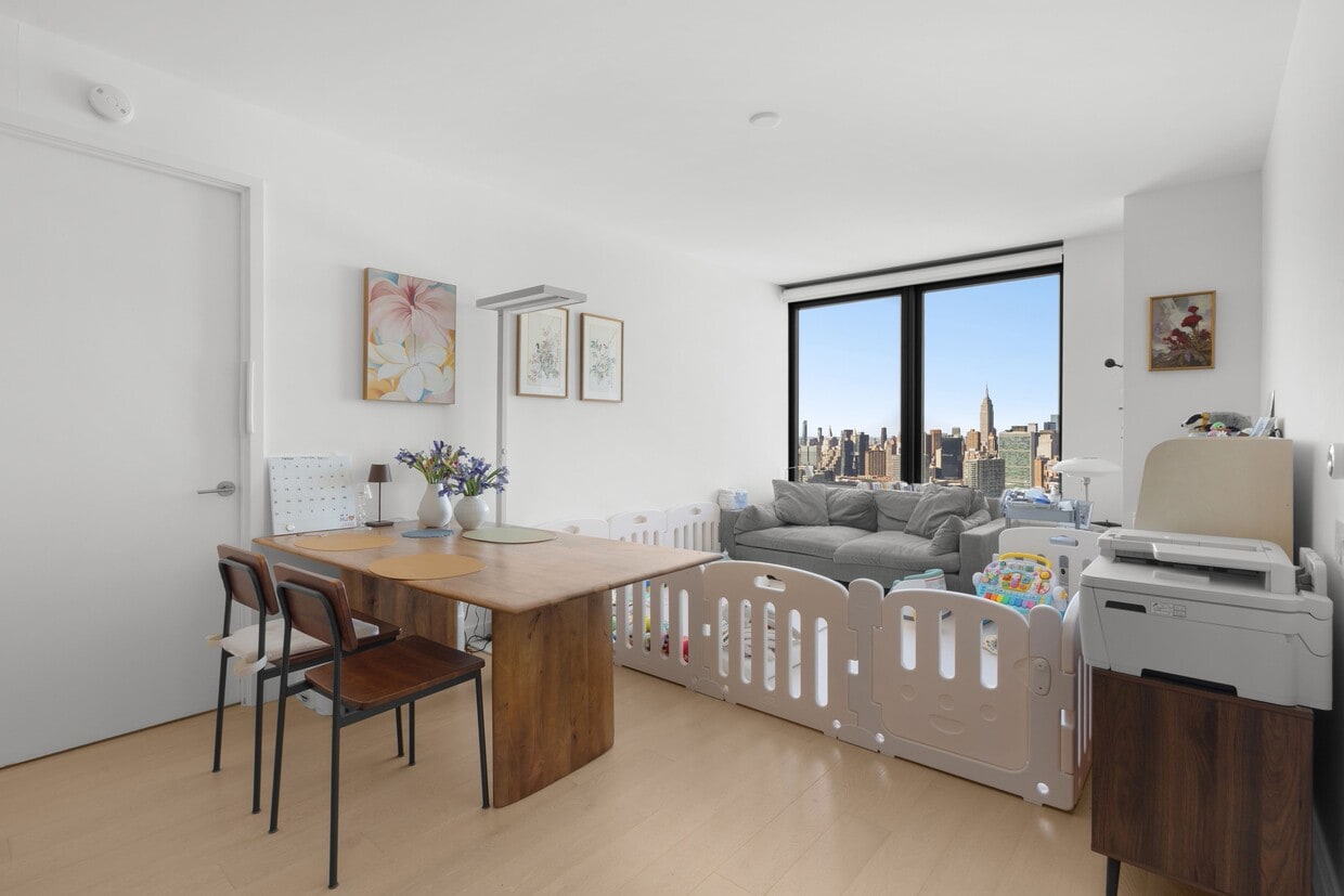 Photo - 3 Ct Square W (Queens, NY)