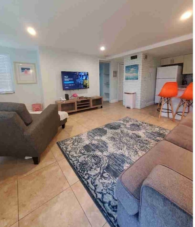 Photo - 700 SE 14th Ct (Fort Lauderdale, FL) Apartment