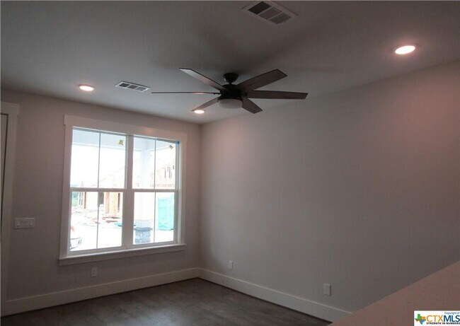 Foto del edificio - 404B W Crestwood Dr
