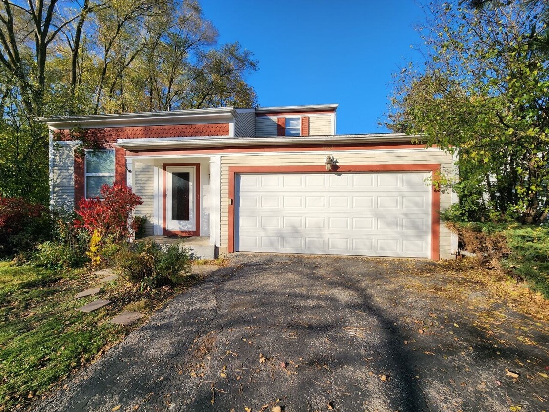 Primary Photo - 1221 Calico Ave