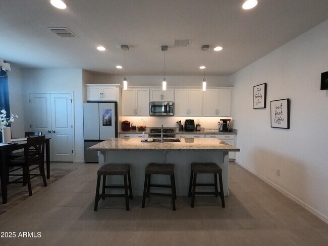 Foto del edificio - 3820 N 100th Dr