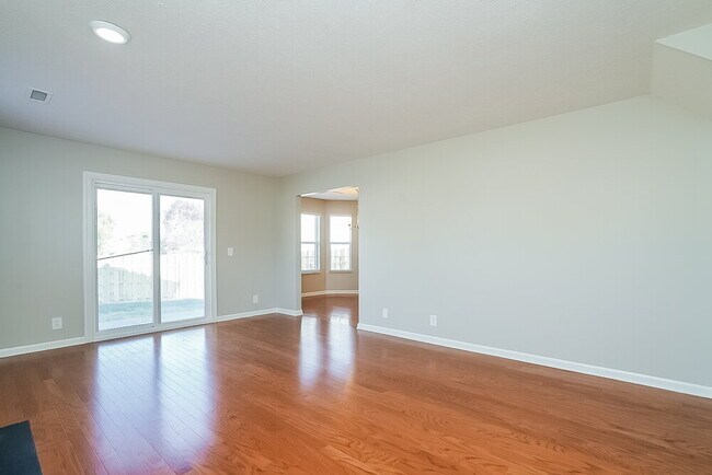 Building Photo - 901 Bexhill Ct S