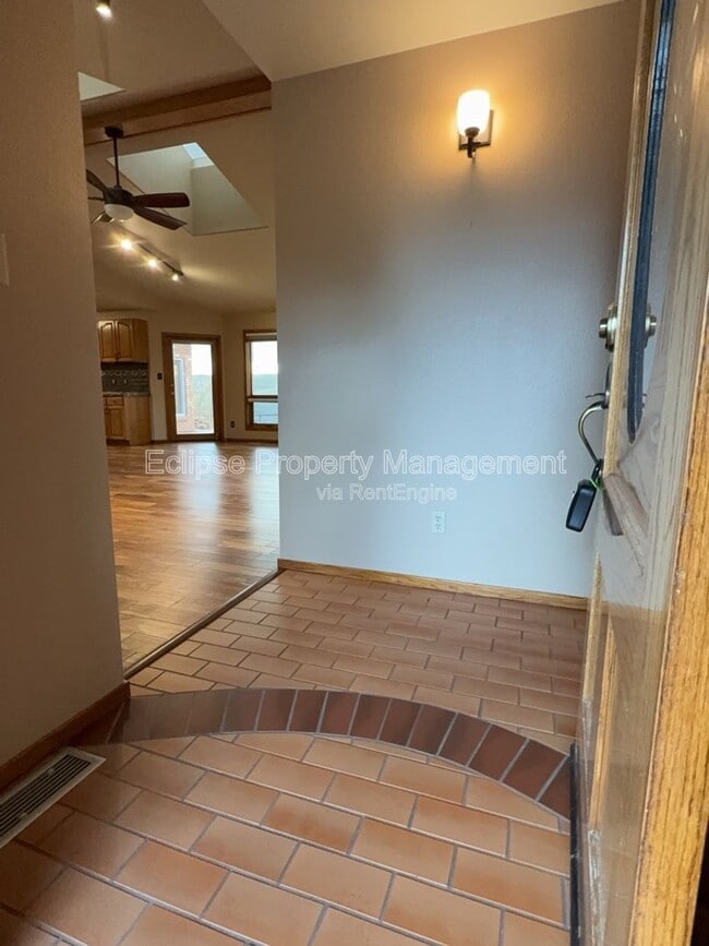 Building Photo - 2737 Sierra Vista Dr