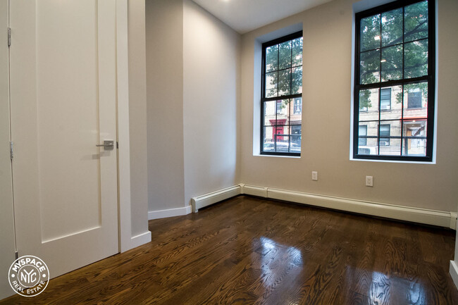 Building Photo - 261 Linden St