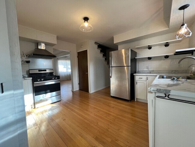 Building Photo - 2 bedroom single family home for rent in t...