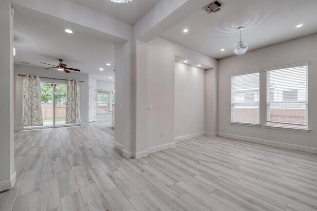 Building Photo - 14921 Iveans Way