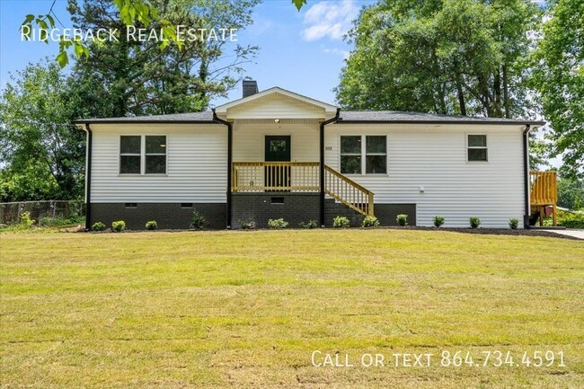 Building Photo - Charming Greer Home!