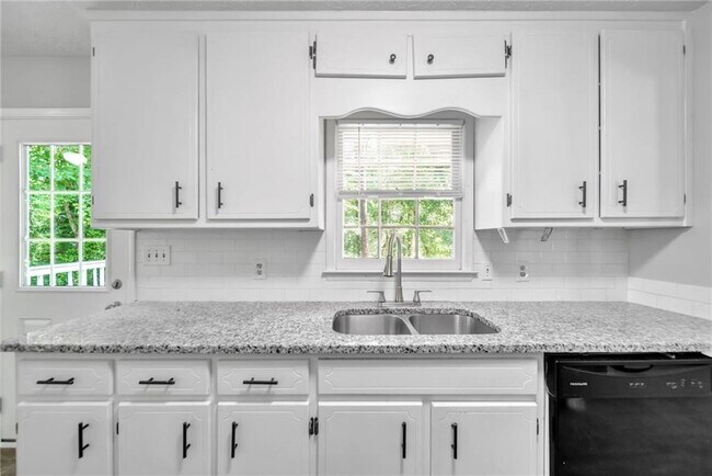 Building Photo - 608 Wood Ridge Dr