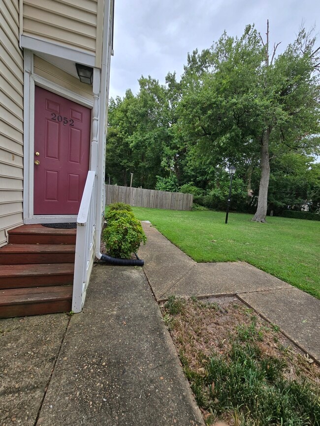Building Photo - 2052 Elmhurst Ln