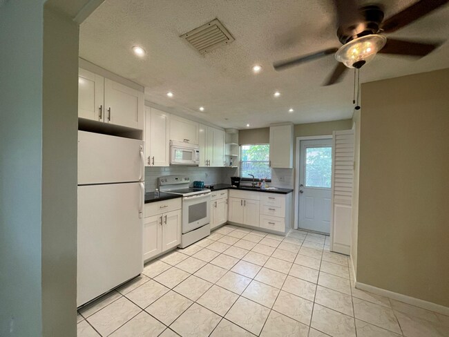 Building Photo - 4661 SW 66th Ave