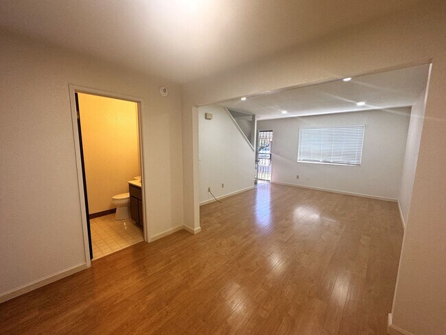 Building Photo - Charming 2 bed/1.5 bath townhouse convenie...