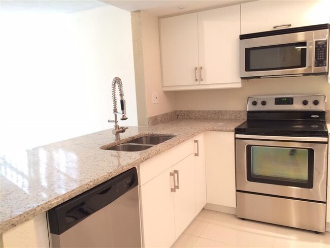 Building Photo - 9937 NW 65th Mnr