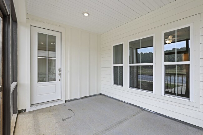 Foto del edificio - Spacious townhome with a wooded view! Spec...