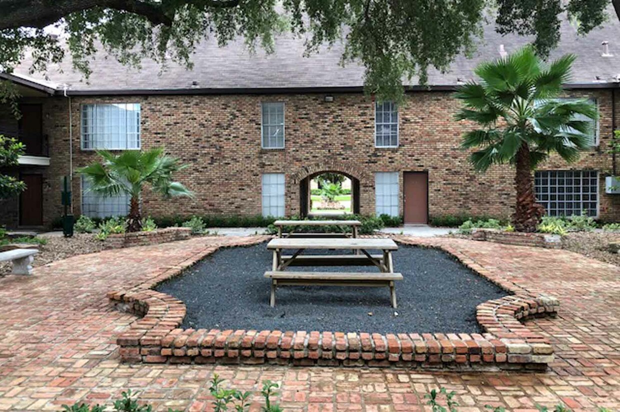 Bellaire Woods Apartments in Houston, TX