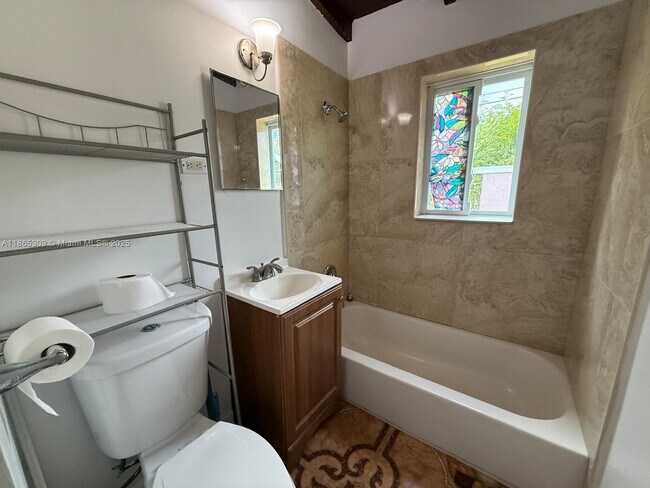 Foto del edificio - 381 NW 16th St