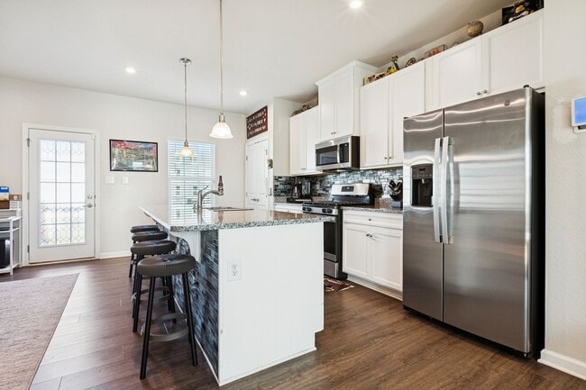 Building Photo - Chesapeake, 3 bedrooms, End Unit- Quick Mo...