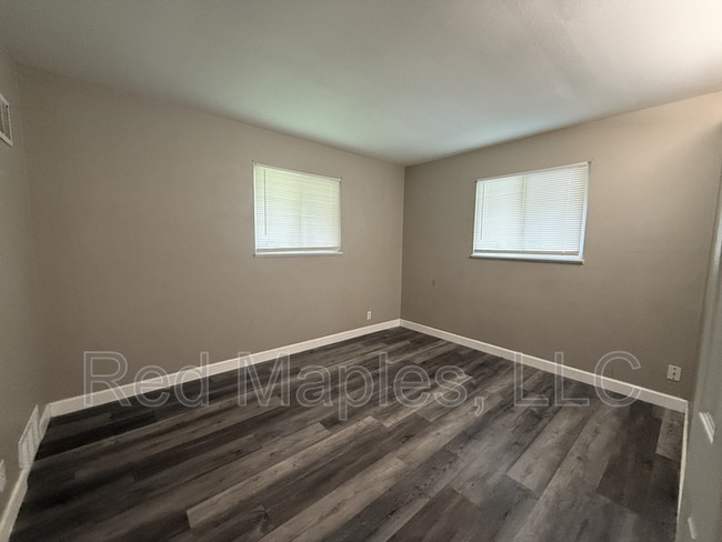 Building Photo - 10877 Spring Garden Dr
