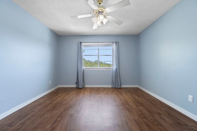 Building Photo - 1100 Shoreline Dr