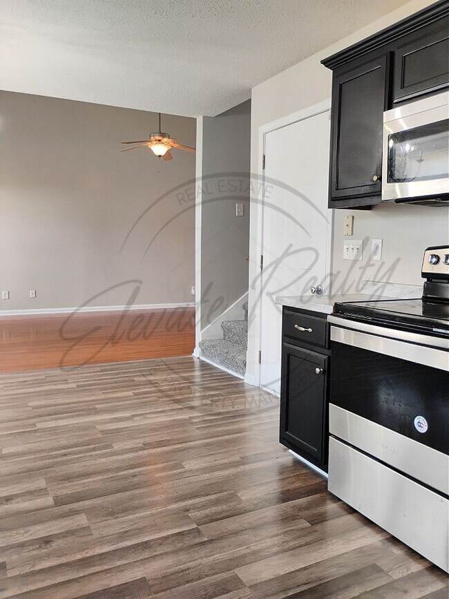 Foto del edificio - Three Bedroom Home with Bonus Room and Fen...