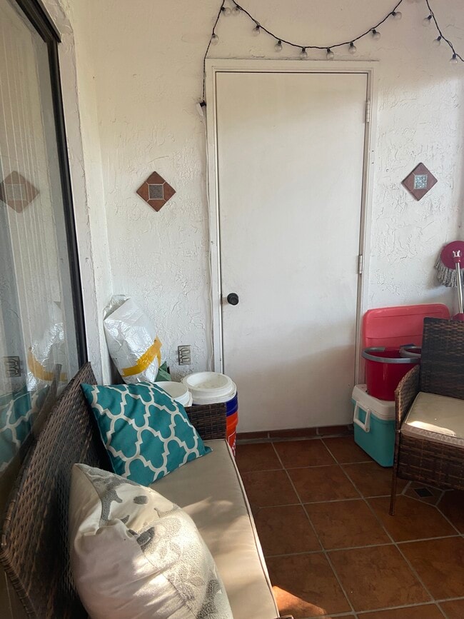 Building Photo - 9641 Riverside Dr