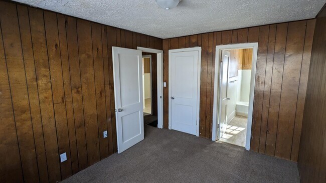 Building Photo - 1525 W Merton Ave