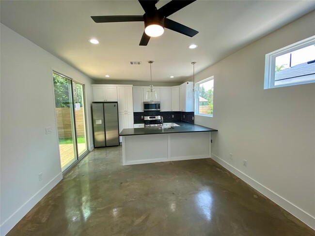 Building Photo - 2500 Sweeney Ln