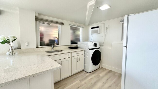 Foto del edificio - NEW PRICE - Newly Renovated Studio with 1 Bath & Washer/Dryer in Maunalani Heights!