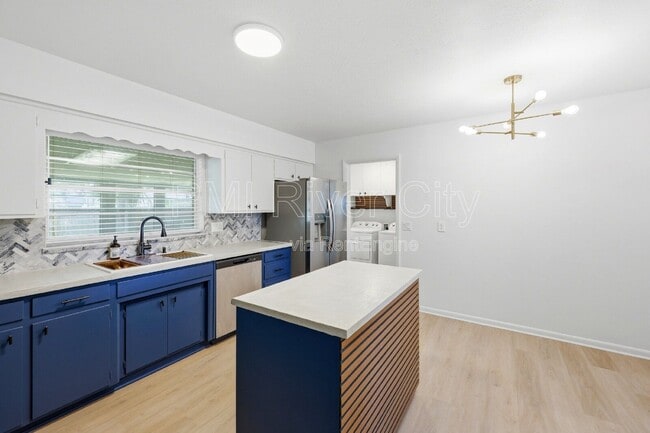 Building Photo - 2860 Cedarcrest Dr