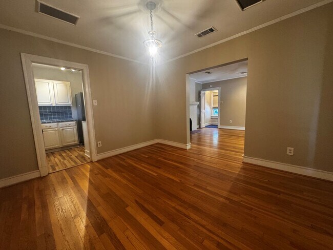 Foto del edificio - Cute 2 bedroom, 1 bath upstairs duplex in ...