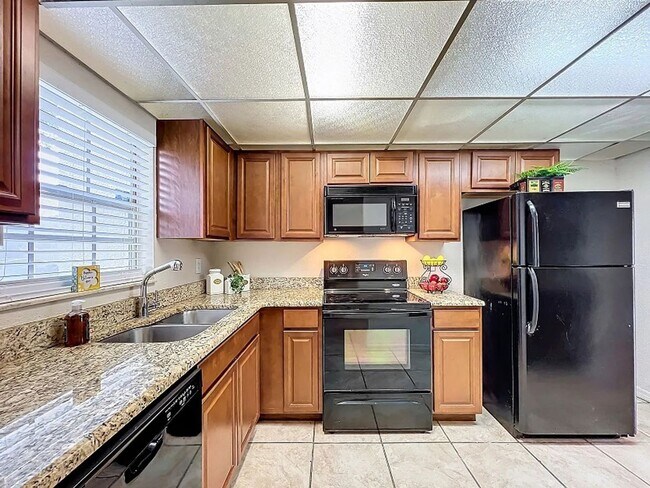 Building Photo - 711 Russell Ln