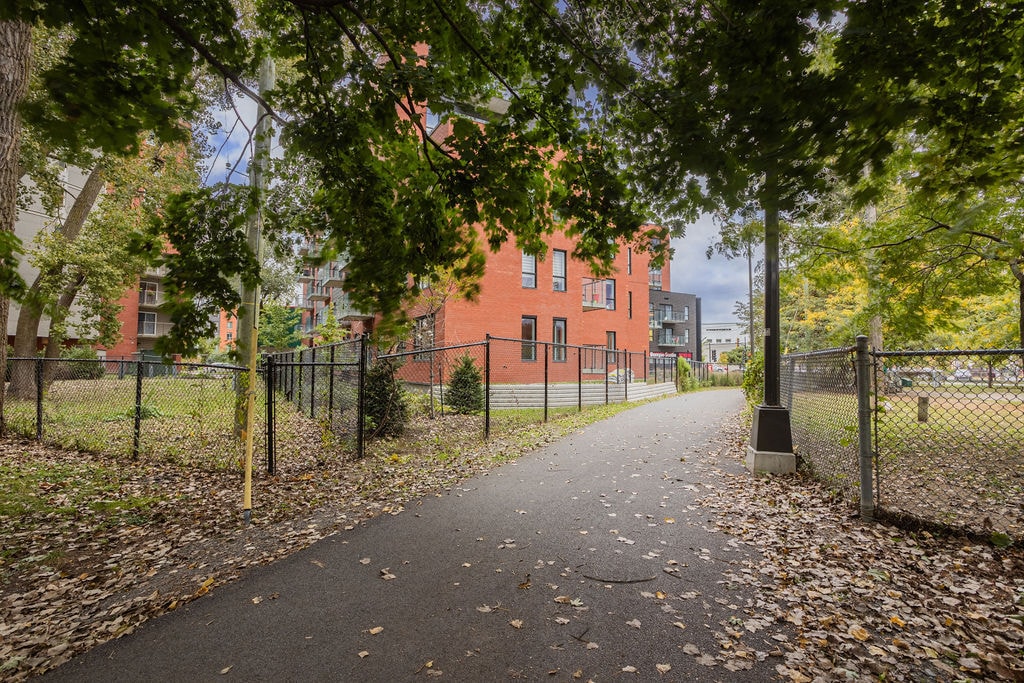 Building Photo - 2929 VICTORIA