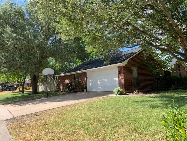 Building Photo - 1403 Southern Plantation Dr